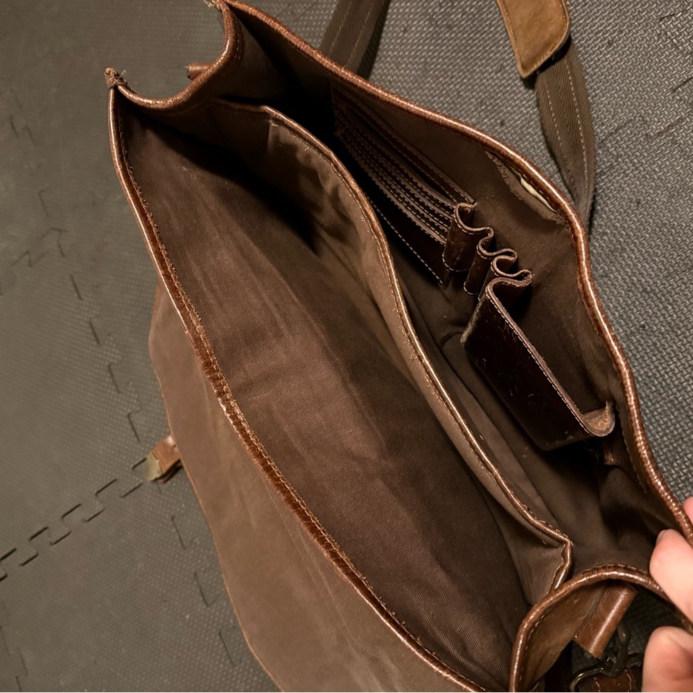 Levinson Buffalo Leather Messenger Bag - Rich Brown - Picture 11 of 16